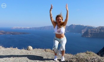 10-Minute Standing Abs & Glutes Workout from Santorini – Beginners